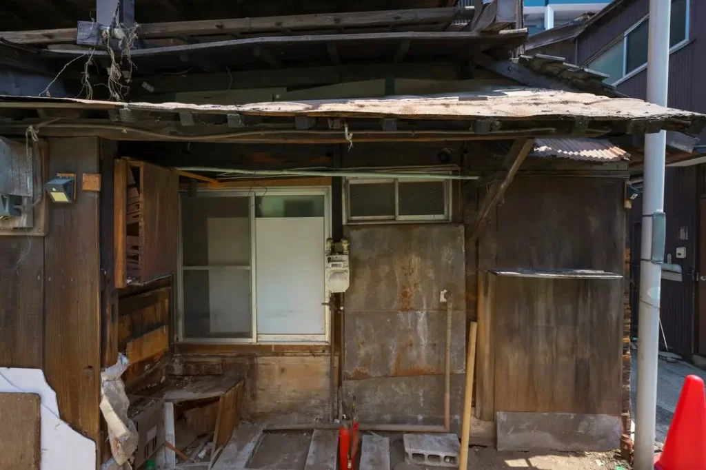 Dilapidated house exterior with peeling wood, broken windows, and visible maintenance issues, highlighting the need for tenant advocacy and legal support for housing repairs in East Riverside-Oltorf.
